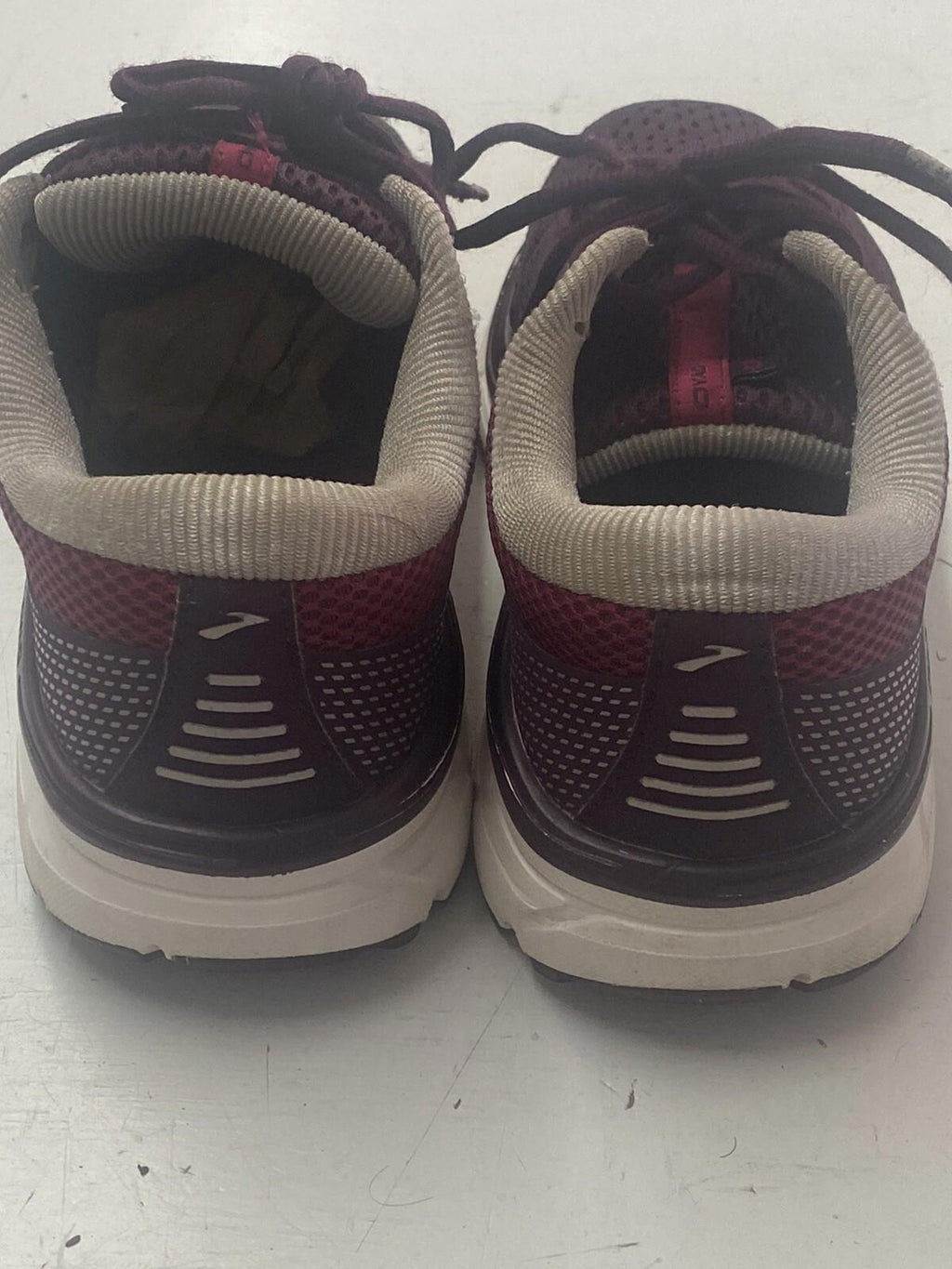 BROOKS DYAD 10 WOMENS RUNNING SHOES SNEAKERS SIZE 7.5