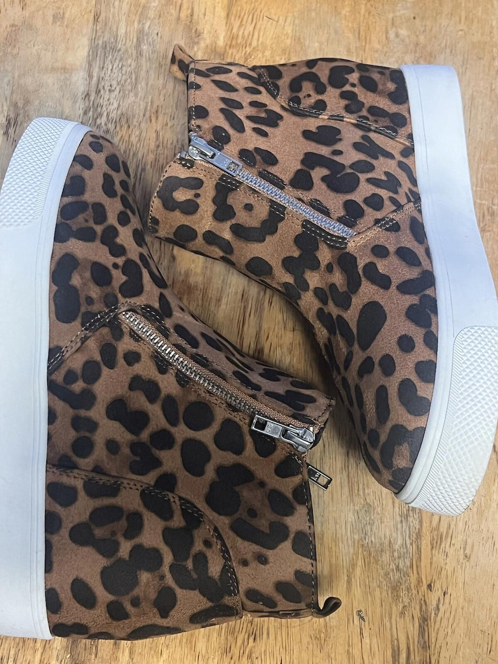 Time And Tru Women 8 faux suede Leopard Print Bootie Zippers