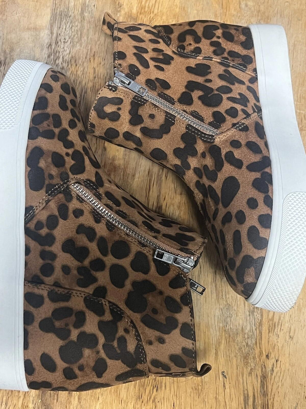 Time And Tru Women 8 faux suede Leopard Print Bootie Zippers