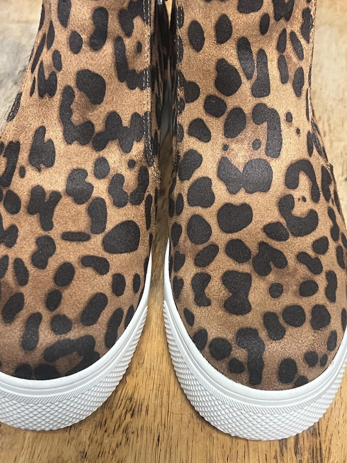 Time And Tru Women 8 faux suede Leopard Print Bootie Zippers