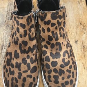 Time And Tru Womens 8 faux suede Leopard Print Booties With Zippers